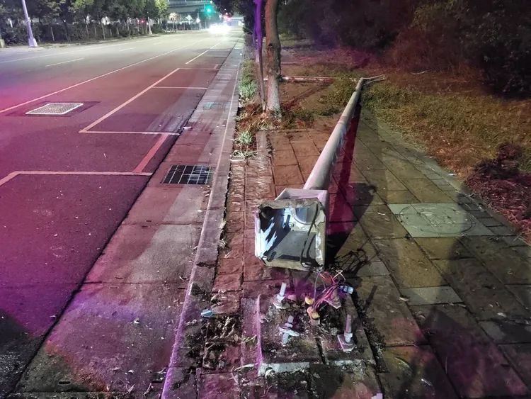 路燈被撞斷。民眾提供
