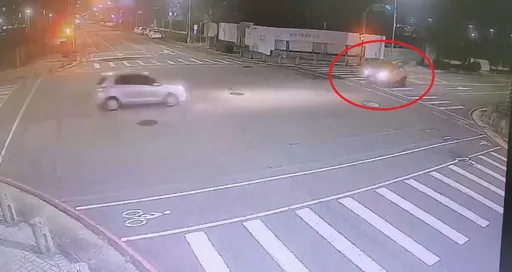 三寶片｜方向燈打了就轉　對向車閃不及直撞害它遭殃