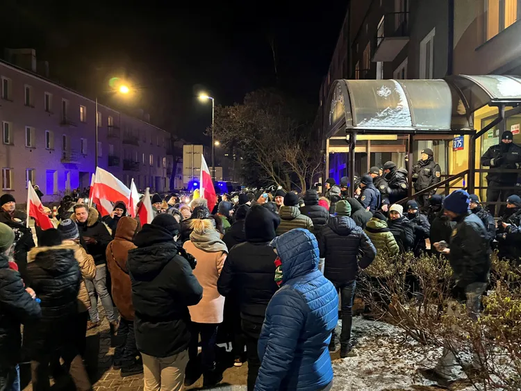 「法律正義黨」支持者抗議警方進入總統官邸執法。路透社