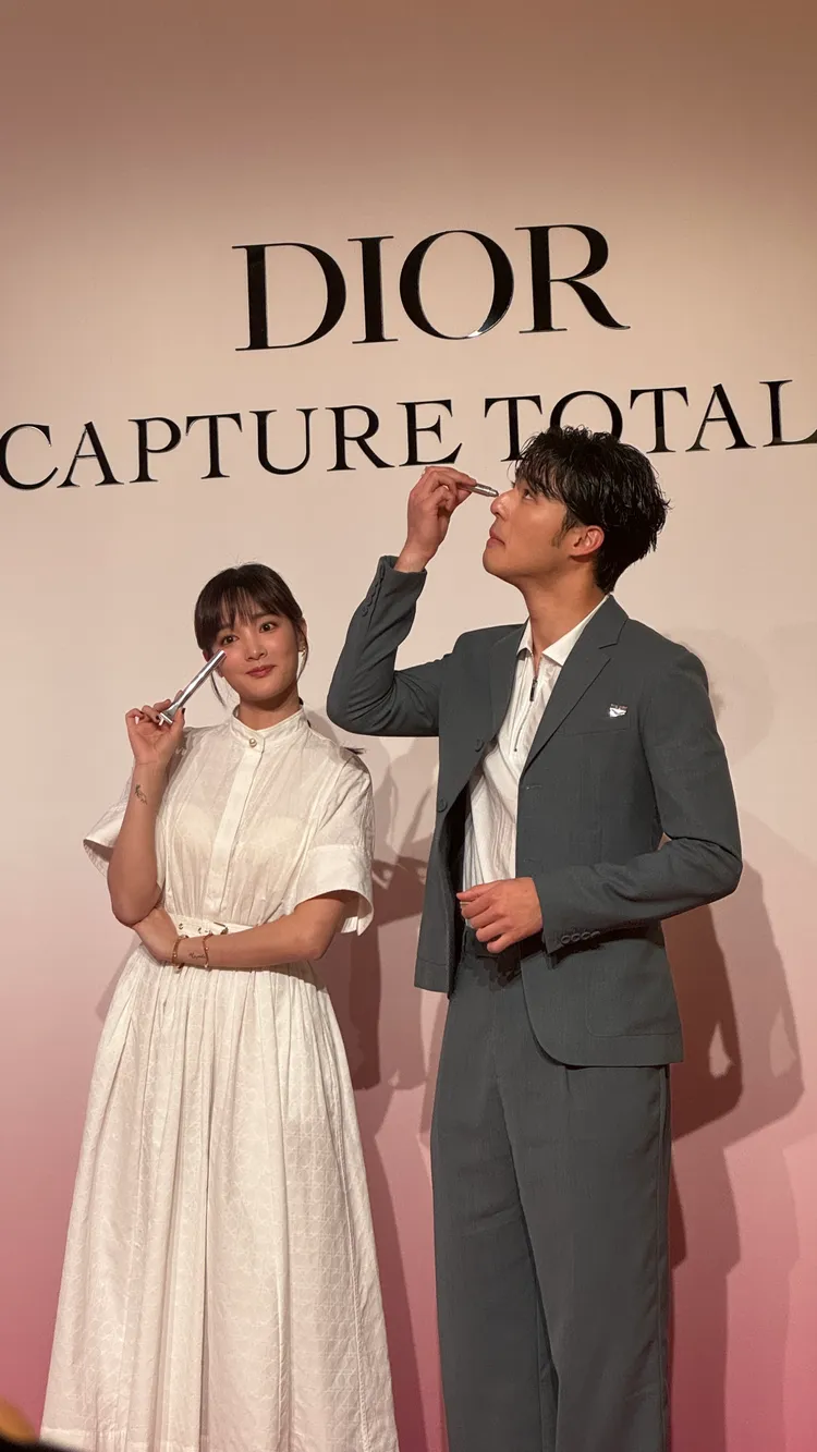 王淨（左）與陳昊森俏皮示範新品使用方法。張家玲攝