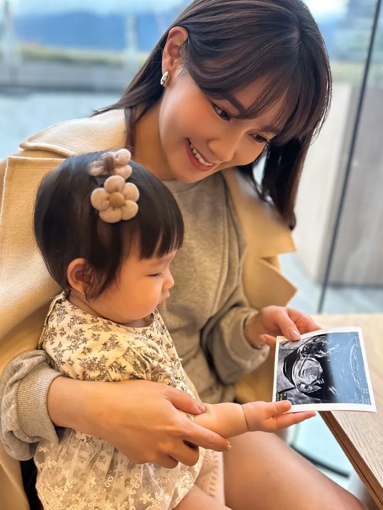 張若妤和女兒一同迎接2寶。中天提供
