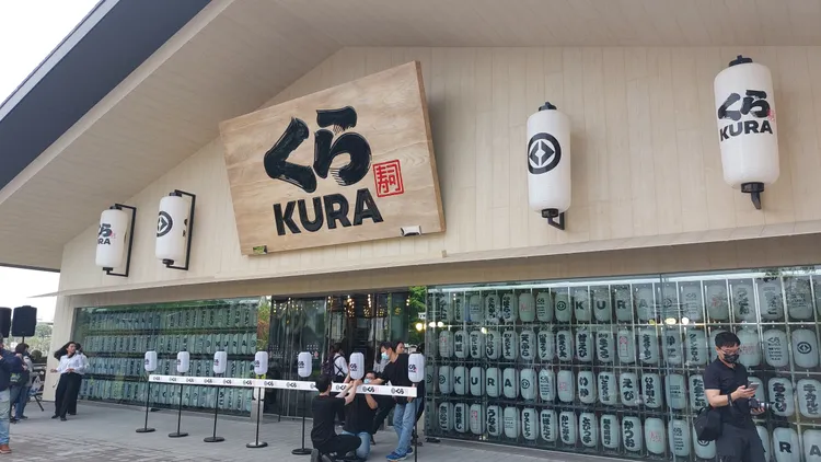 日本藏壽司海外首家全球旗艦店開在高雄市，圖為「高雄時代大道店」2023年5月開幕。凃建豐攝