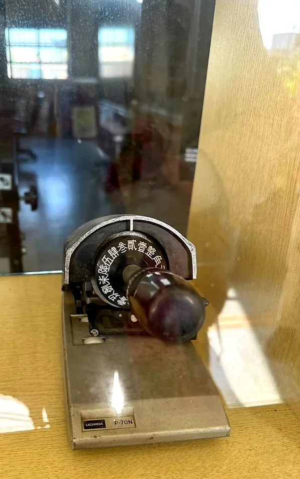 富岡國小鎮校之寶最古支票打字機。新富協會提供