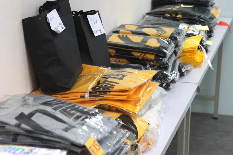 時力透過銷售小物籌資金。彭欣偉攝