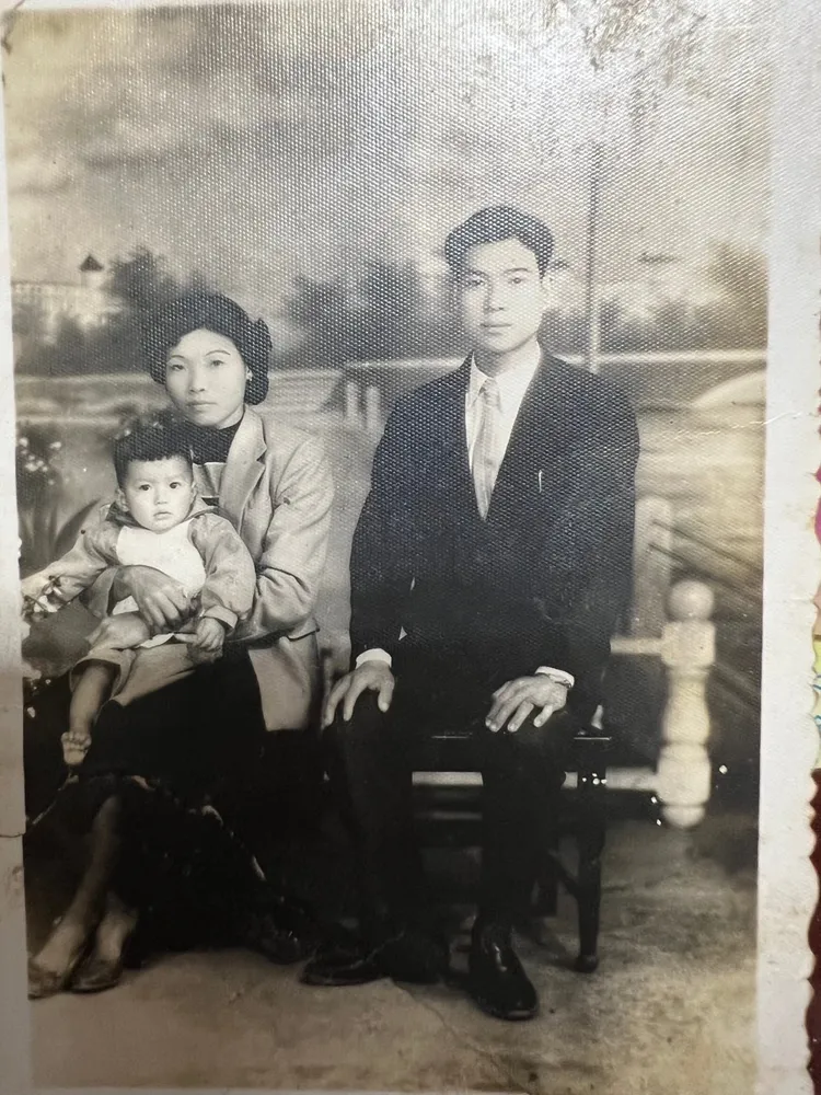 謝金河父親在他剛出生不久就去當兵三年，年幼時期的他與父親相當疏離。翻攝自謝金河臉書