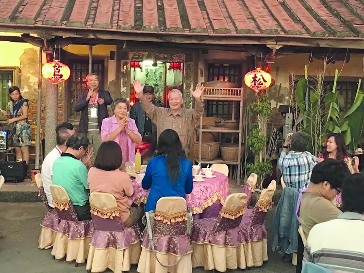 謝金河貼出家族聚會照片的溫馨往事。翻攝自謝金河臉書