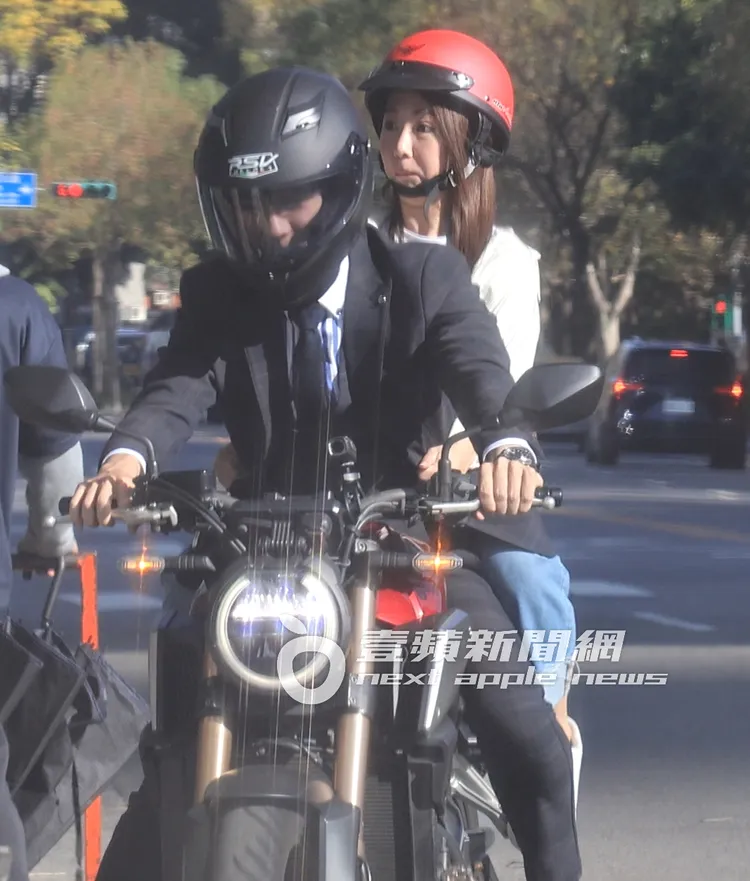 林子閎帥氣騎重機載郭書瑤兜風。特勤中心攝