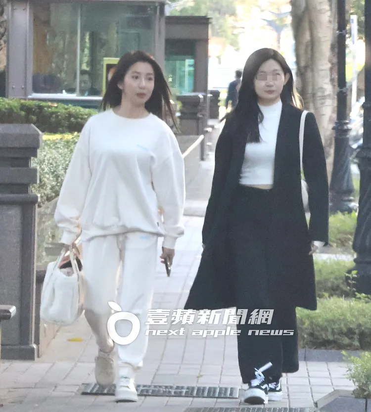 郭書瑤（左）把握和妹妹獨處時光漫步街頭。特勤中心攝