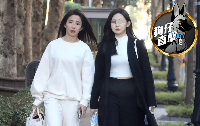 郭書瑤（左）和妹妹穿著一白一黑，走在路上格外吸睛。特勤中心攝