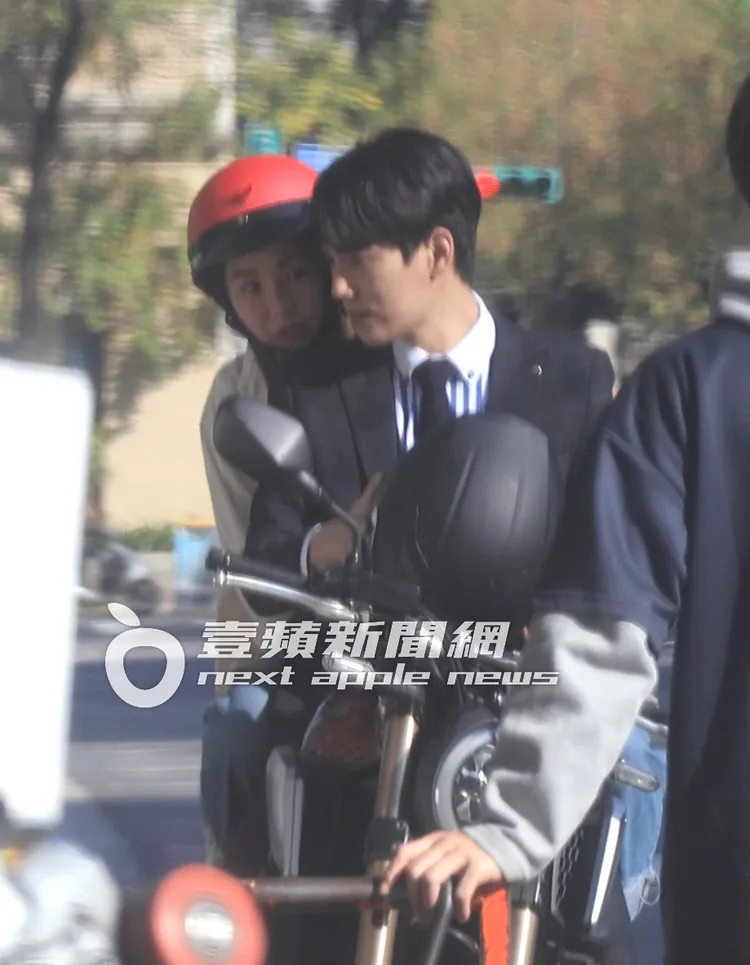 郭書瑤跳上重機後座，雙手環抱林子閎，散發出粉紅泡泡。特勤中心攝