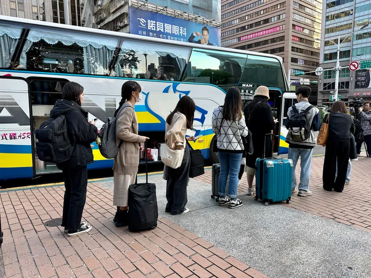 台灣青年民主協會發起「這次，我們不改天—— 2024 青年民主返鄉列車」，首班車今日下午發車。王良博攝