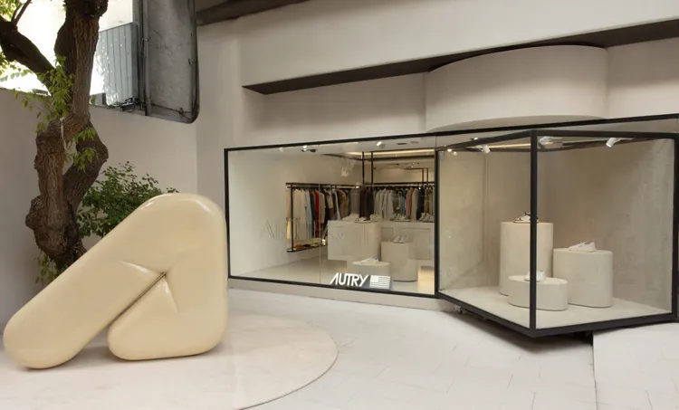 ARTIFACTS在露台區域設置AUTRY Logo 「A」字樣的戶外裝置。品牌提供