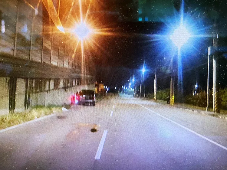 轎車車頭輕微凹陷，駕駛擦傷無大礙。讀者提供