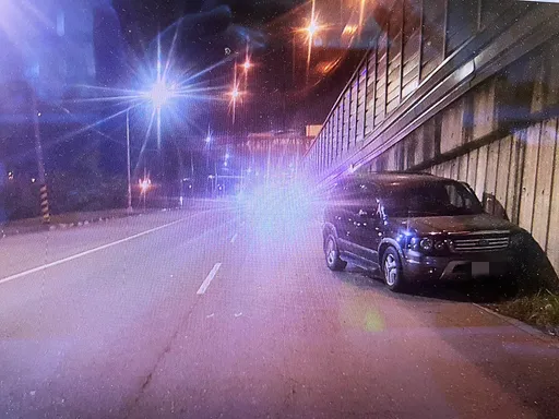 自撞片|工人開車撞牆爆火花 3瓶啤酒誤事!酒測值這麼高