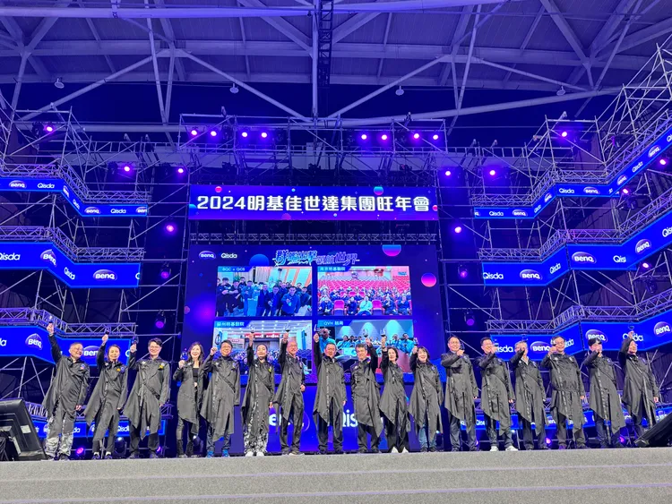 明基佳世達集團董事長陳其宏率領佳世達大艦隊主管共同舉杯，期許龍年業績長紅再造巔峰。業者提供