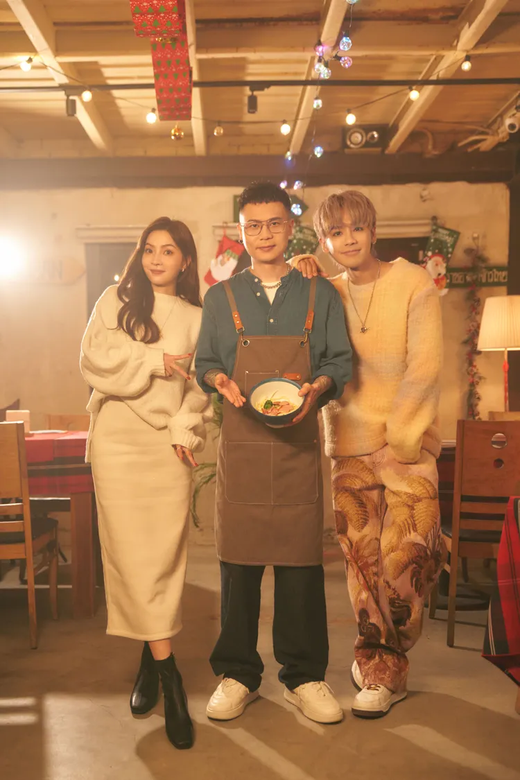 鼓鼓和劇中女友的愛情故事就在蕭秉治經營的餐廳發生。相信音樂提供