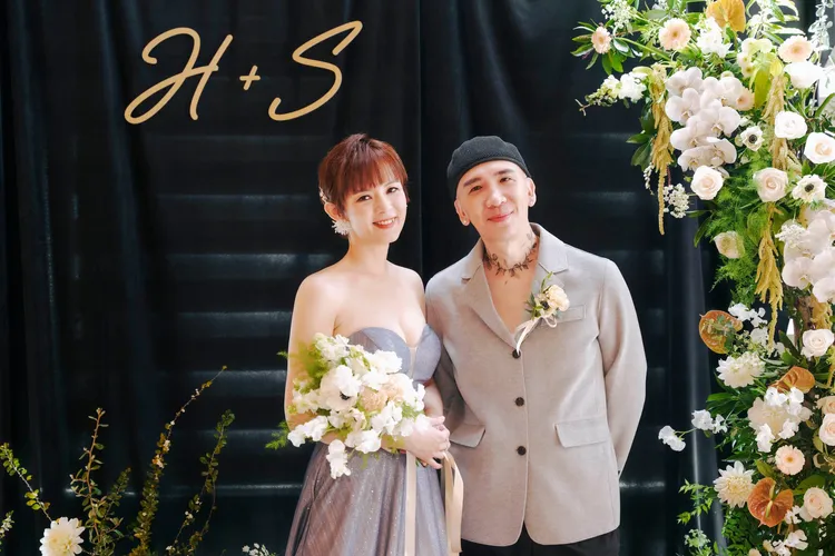 作家H和女友陳珮甄走過風風雨雨，正式宣告「是的，我們結婚了！」 翻攝作家H臉書