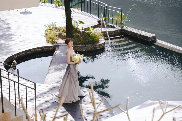 陳珮甄身穿深V紫色禮服，優雅迷人。 翻攝作家H臉書