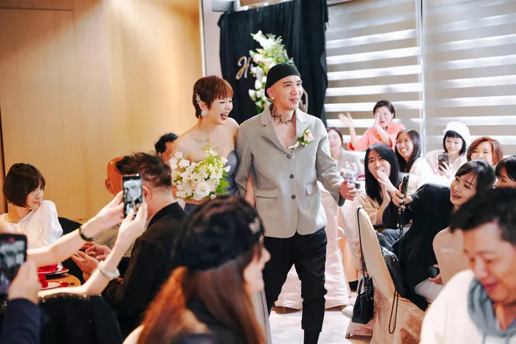 作家H和女友陳珮甄在烏來舉辦婚禮，親友獻上祝福。翻攝作家H臉書