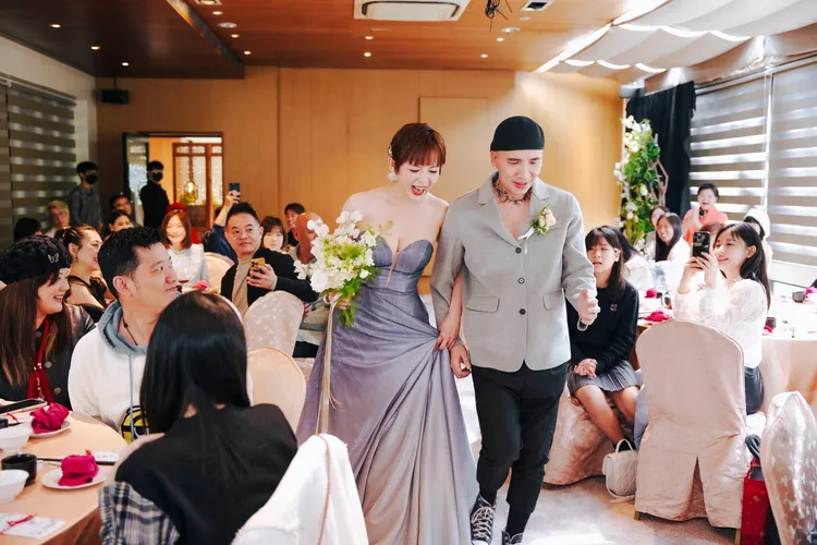 婚禮現場相當溫馨，陳珮甄身穿深V紫色禮服，作家H則是一貫的休閒隨興風裝扮。翻攝作家H臉書