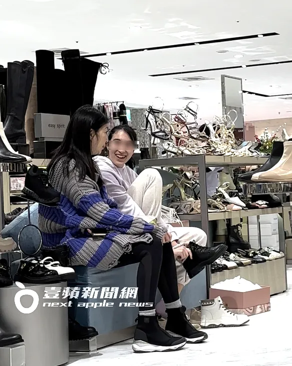 黃嘉千（左）看女兒燦笑試鞋，心情也跟著好起來。特勤中心攝