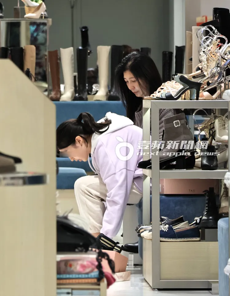 黃嘉千帶女兒夏天購物血拼。特勤中心攝