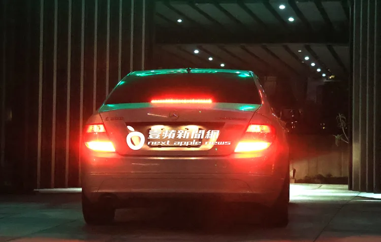 黃嘉千開著要價205萬起的賓士C200轎車回住所。特勤中心攝