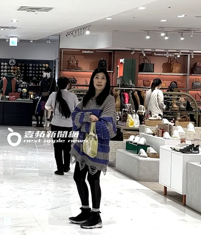 黃嘉千穿著簡單，素顏出門。特勤中心攝