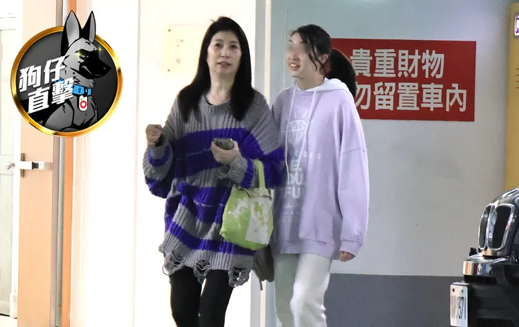 黃嘉千素顏帶女兒逛街，母女手挽手很親密。特勤中心攝