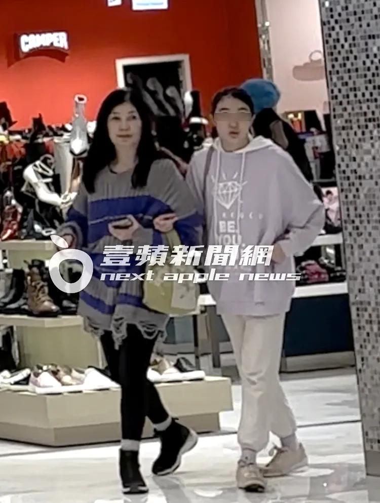 夏天（右）身高和媽媽黃嘉千一般高。特勤中心攝