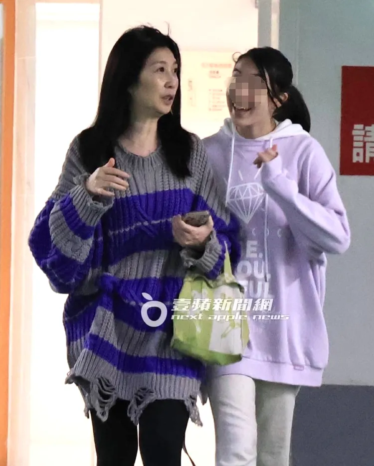 黃嘉千（左）母女倆手勾手情同姊妹，到停車場取車。特勤中心攝