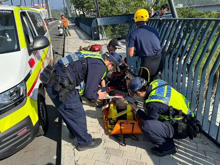 消防人員救出女子，送醫治療。民眾提供