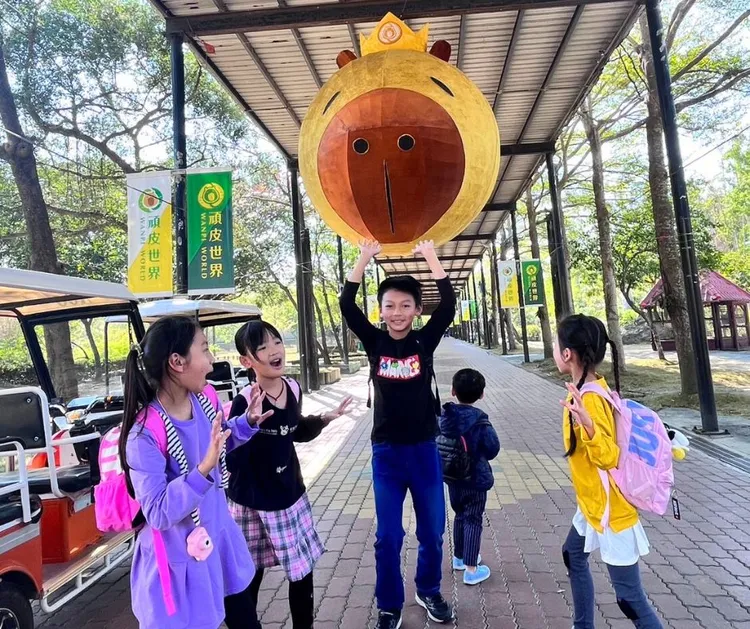 親子借位拍照．與水豚燈籠互動合影。園方提供
