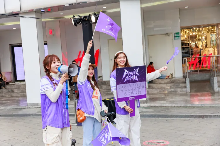 紫隊廖苡任（左起）、Dora、莎莎在西門町街頭號召粉絲入場。好看娛樂提供