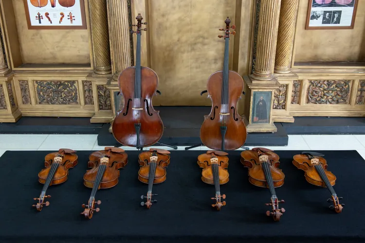 兩大製琴重鎮的8把名琴同台競演。奇美博物館提供