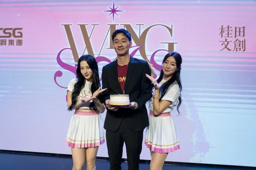 兩大韓國啦啦隊女神為他送上生日蛋糕!台鋼獵鷹隊長成最幸福籃球員