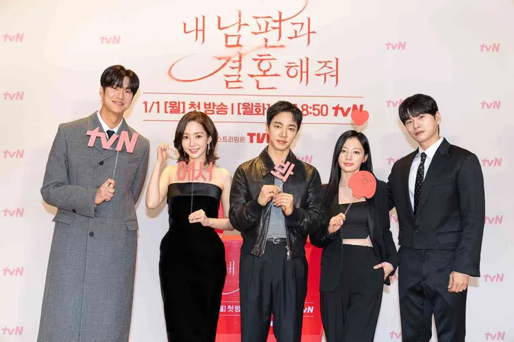 羅人友（左起）、朴敏英、李起光、宋昰昀、李伊庚今現身《和我老公結婚吧》線上記者會。翻攝tvN