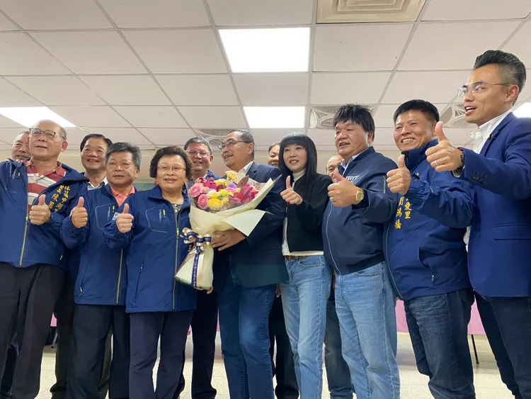 里長們獻花給侯友宜，感謝市長到基層來關心民意、解決問題。民政局提供