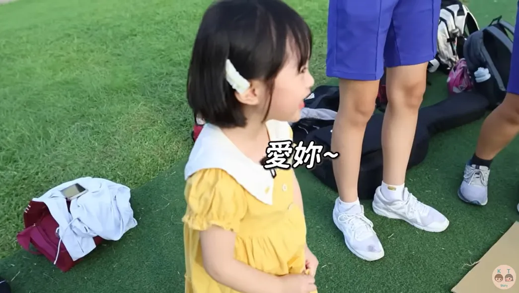南韓5歲可愛嫩妹有媛看到滑草坡想玩,路人主動提供她紙板,讓她感動喊「愛妳」。翻攝《KT story》的YouTube頻道