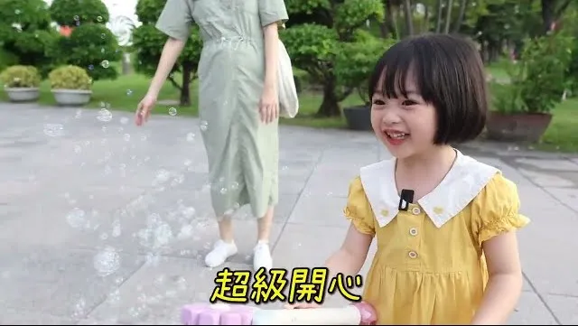 南韓5歲可愛嫩妹有媛看到泡泡棒也想玩,路人主動給她玩,讓她心不已。翻攝《KT story》的YouTube頻道