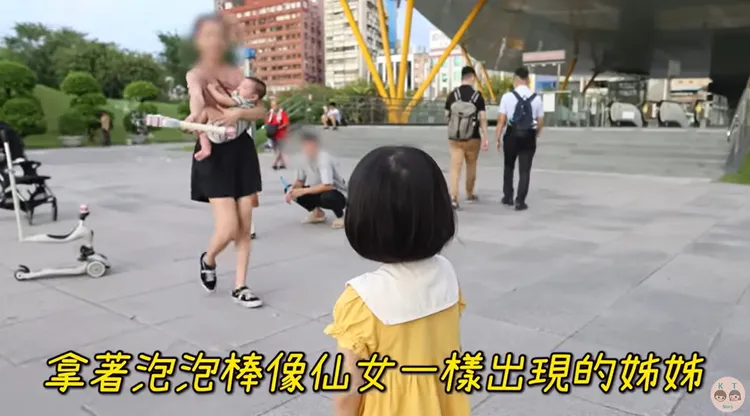 南韓5歲可愛嫩妹有媛看到泡泡棒也想玩，路人主動給她玩，讓她心不已。翻攝《KT story》的YouTube頻道