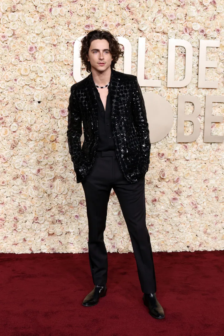 甜茶身著CELINE Homme刺繡西裝現身金球獎，也是他的「約會戰袍」。品牌提供