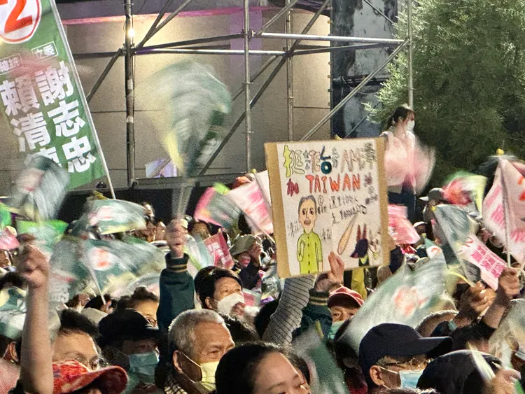 支持者高舉標語。潘袁詩羽攝