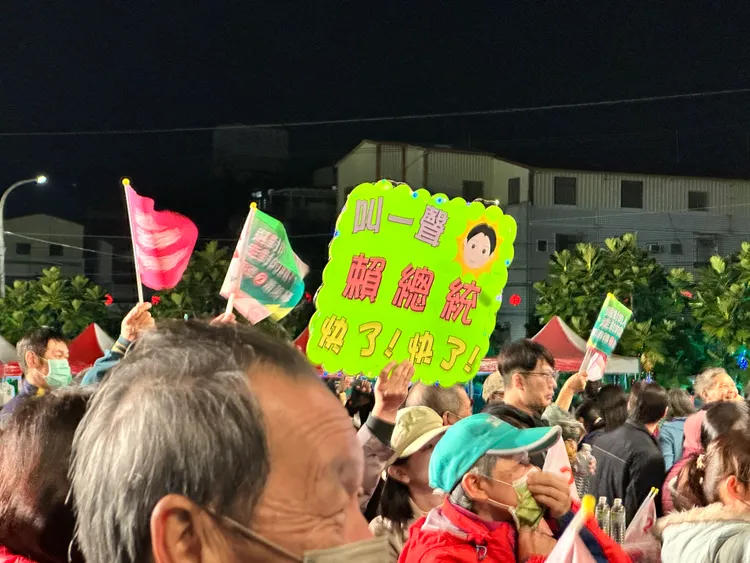 支持者高舉支持標語。潘袁詩羽攝