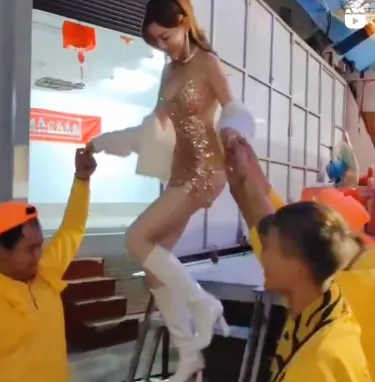 連千毅入獄，爆乳女秘書長瀨昆妮近日在廟會登台大跳艷舞。翻攝長瀨昆妮IG