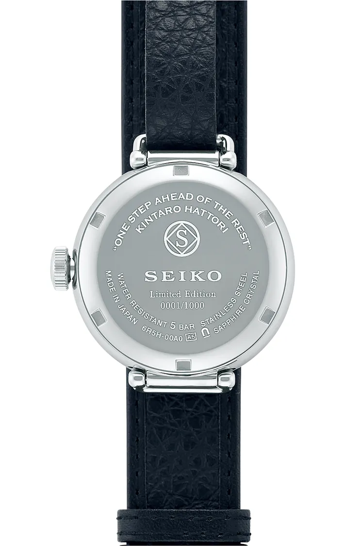 背蓋刻有服部金太郎名字、座右銘以及精工舍廠徽「S」商標。