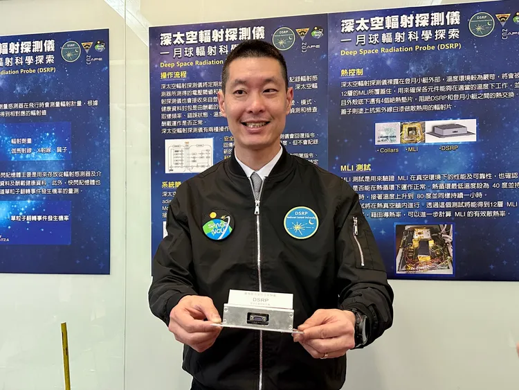 張起維手持深太空輻射探測儀。王良博攝