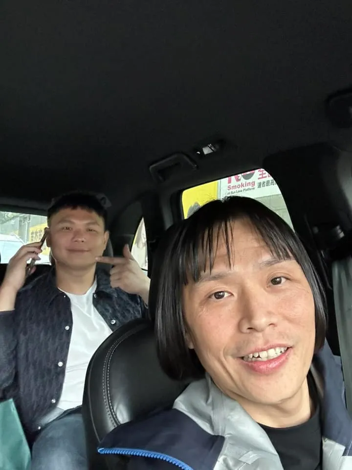 超哥交保後坐上好友、汽車收藏家彭昱凱的座車。取自彭昱凱臉書