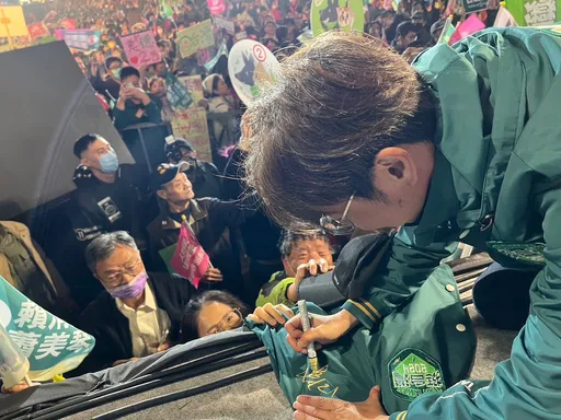 綠台中造勢晚會後民眾排起隊 「他」趴台上連續1小時簽名人氣高