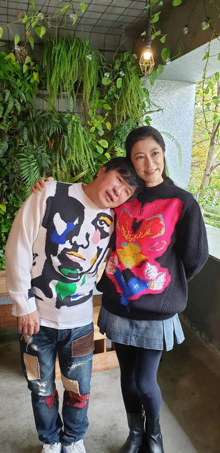 胡瓜（左）靠在丁柔安的肩膀上，以恩愛互動化解風波。張瑞振攝